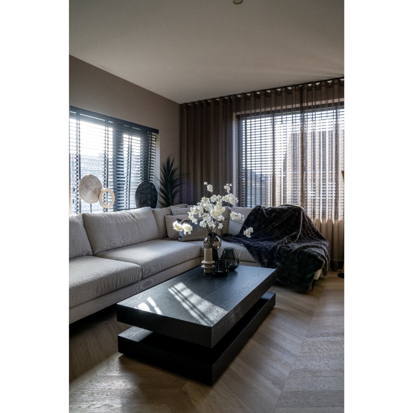 2 robuuste salon tafels