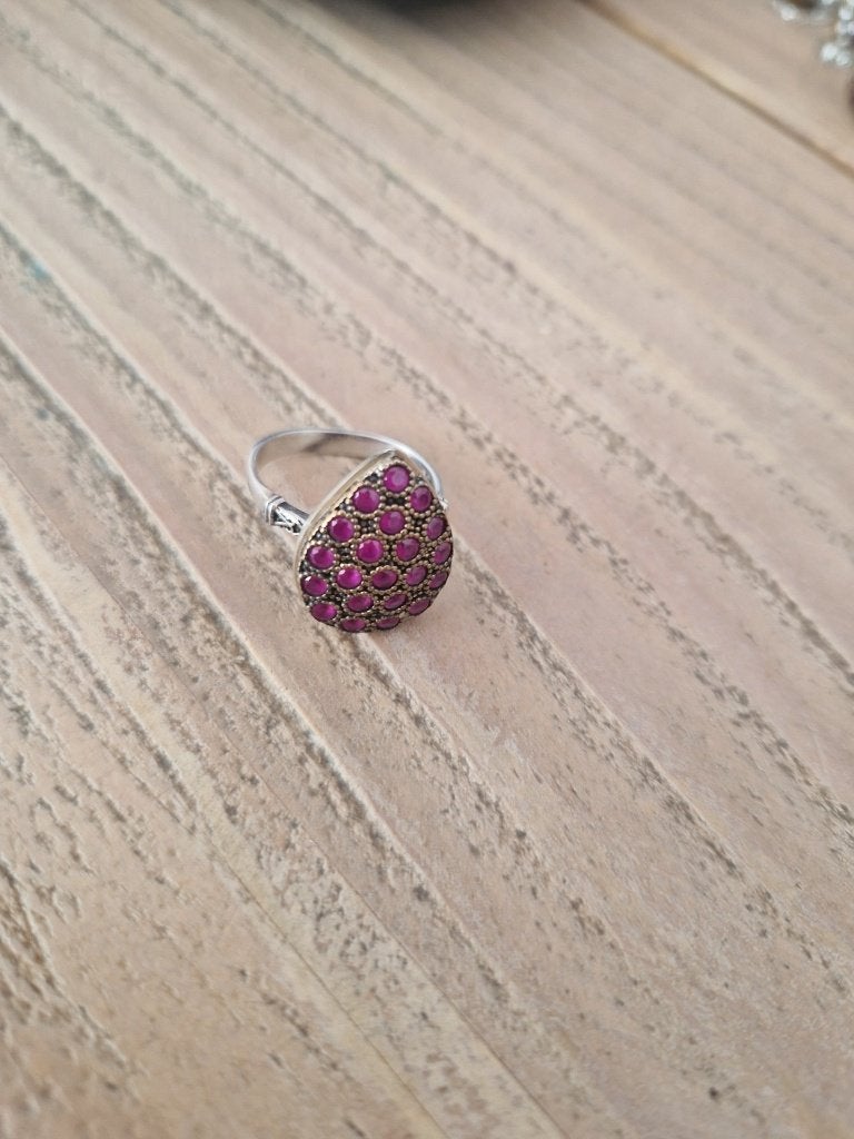 Antieke, zilveren ring (druppel) met robijntjes. Mt 18,5., Ophalen of Verzenden, Zilver, Ring, Met edelsteen