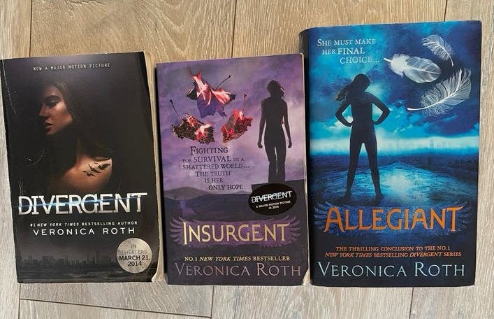Divergent Trilogie: Allegiant (hardcover) & 2 andere boeken, Boeken, Ophalen of Verzenden, Gelezen