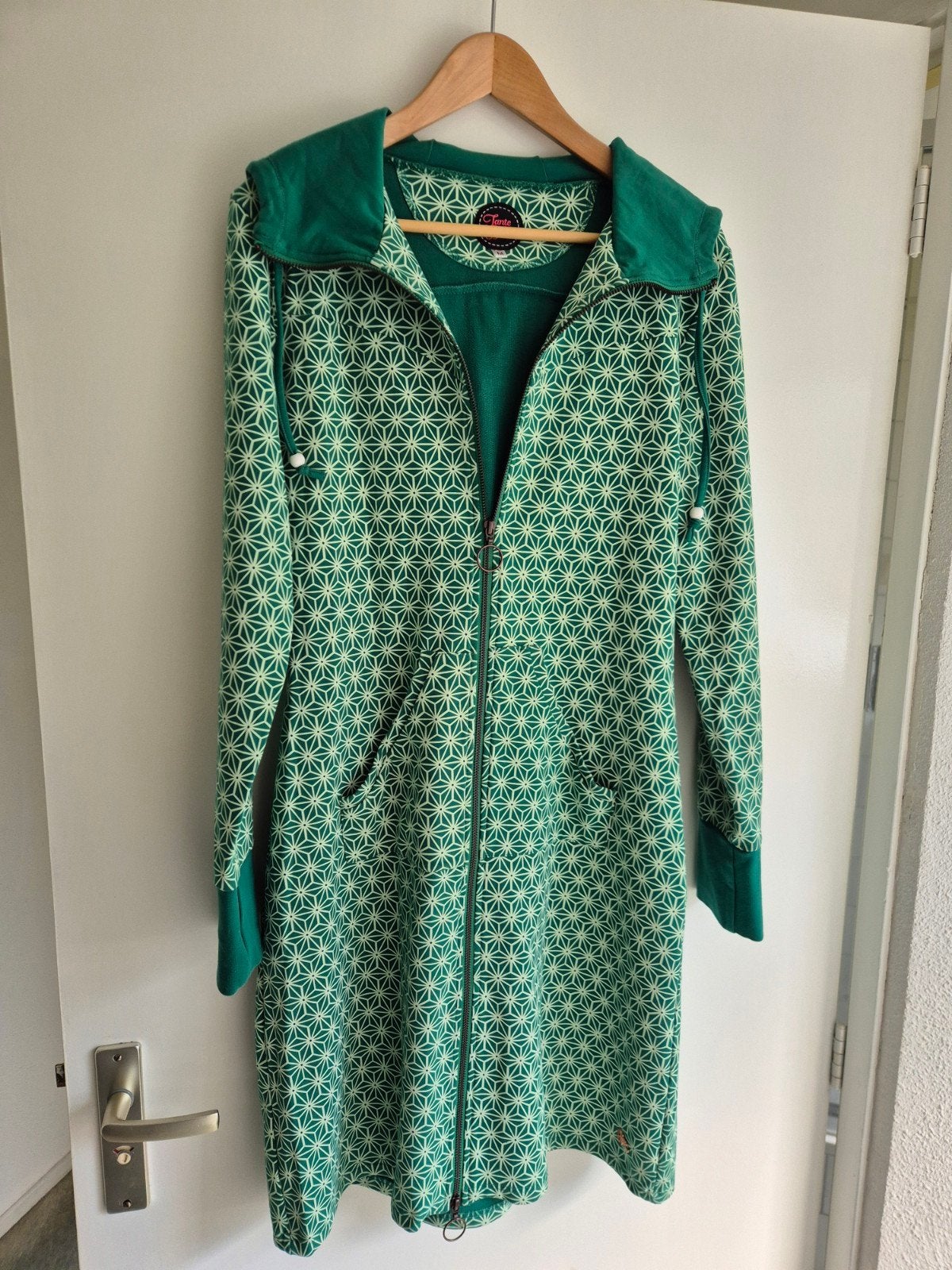 Groene jurk-jas met geometrisch patroon en capuchon, Kleding | Dames, Maat 38/40 (M), Tante Betsy, Ophalen of Verzenden, Zo goed als nieuw