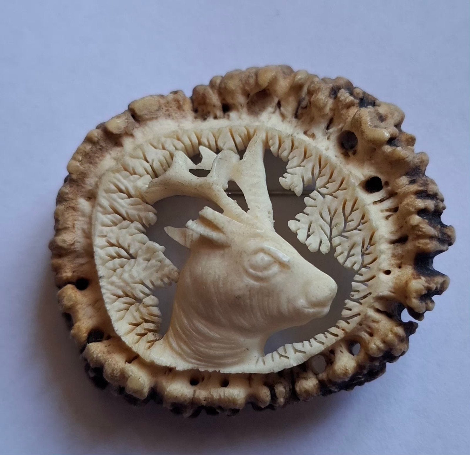 Handgesneden vintage broche van hertengewei - Hert, Ophalen of Verzenden, Overige materialen