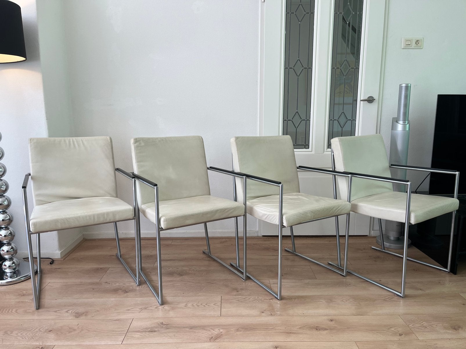 Harvink 2 Eetkamerstoelen model Comma Ecru leer, Prijs per 4, Gebruikt, Overige kleuren, Design, Ophalen of Verzenden
