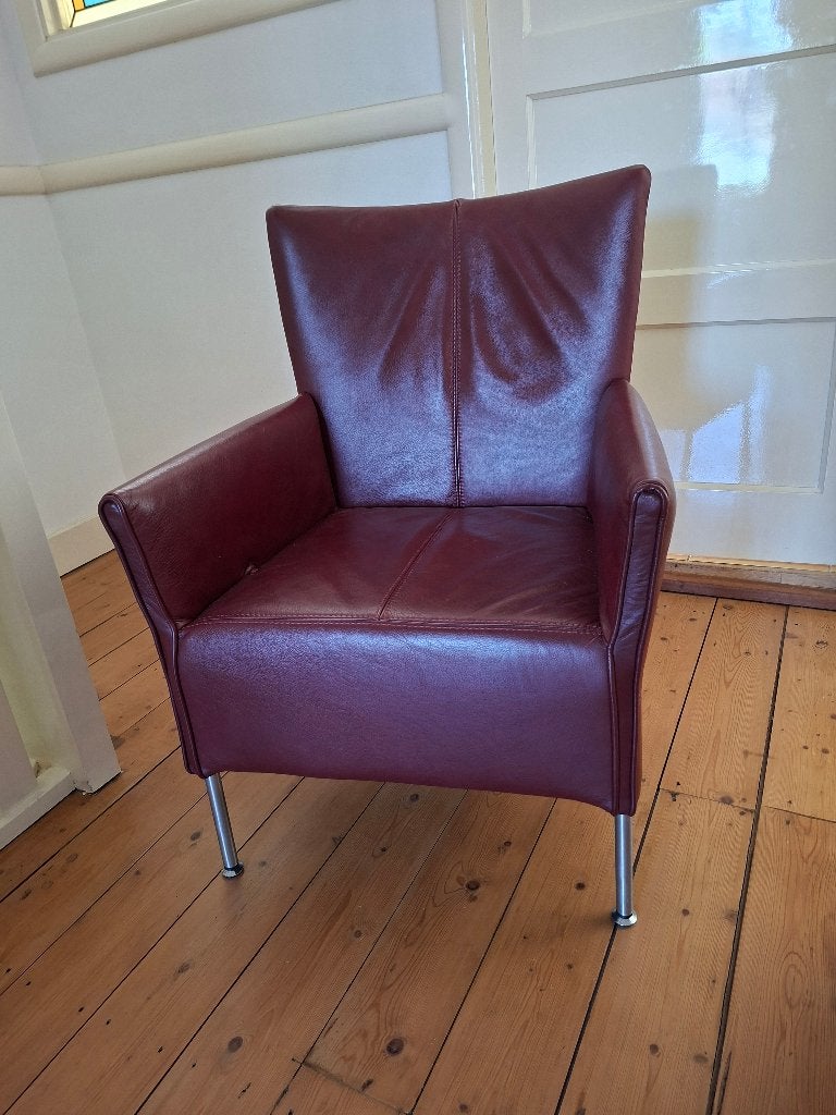 TE KOOP TWEE DONKERRODE LEDEREN FAUTEUILS, Ophalen, Minder dan 75 cm, Leer, 50 tot 75 cm