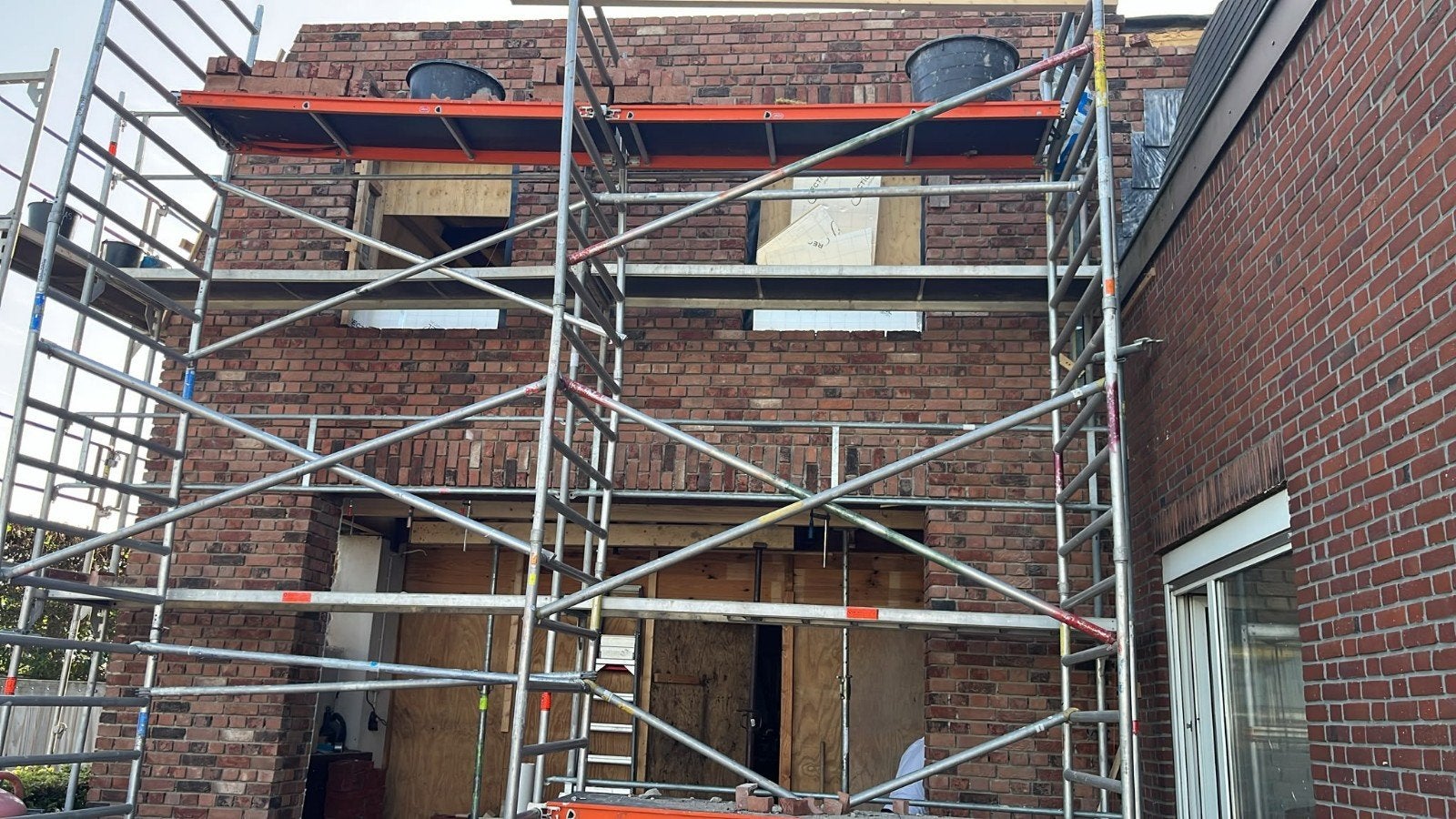 Steiger te huur - Ideaal voor renovatie en onderhoud, Doe-het-zelf en Verbouw, Ophalen of Verzenden, Gebruikt, Gevelsteiger, 5 meter of hoger