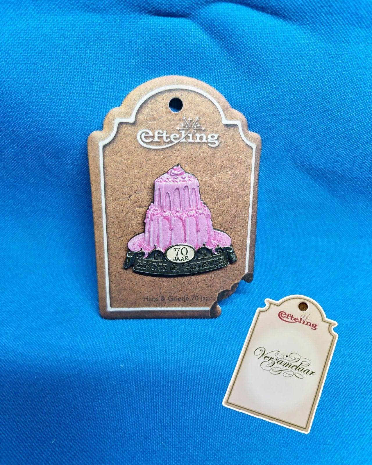 Efteling jubileum pin Hans & Grietje met geureffect., Ophalen of Verzenden, Zo goed als nieuw, Button of Speldje