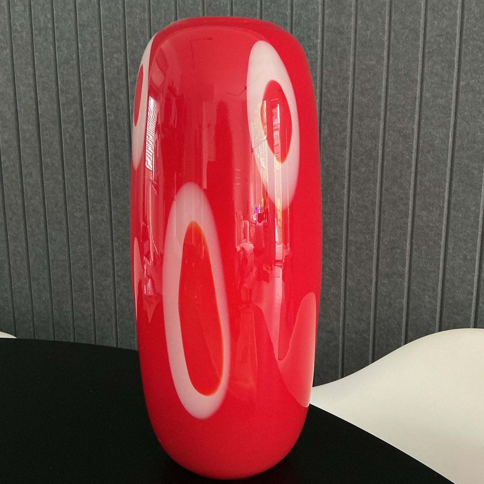 Moderne rode vaas met witte cirkels, Ophalen of Verzenden