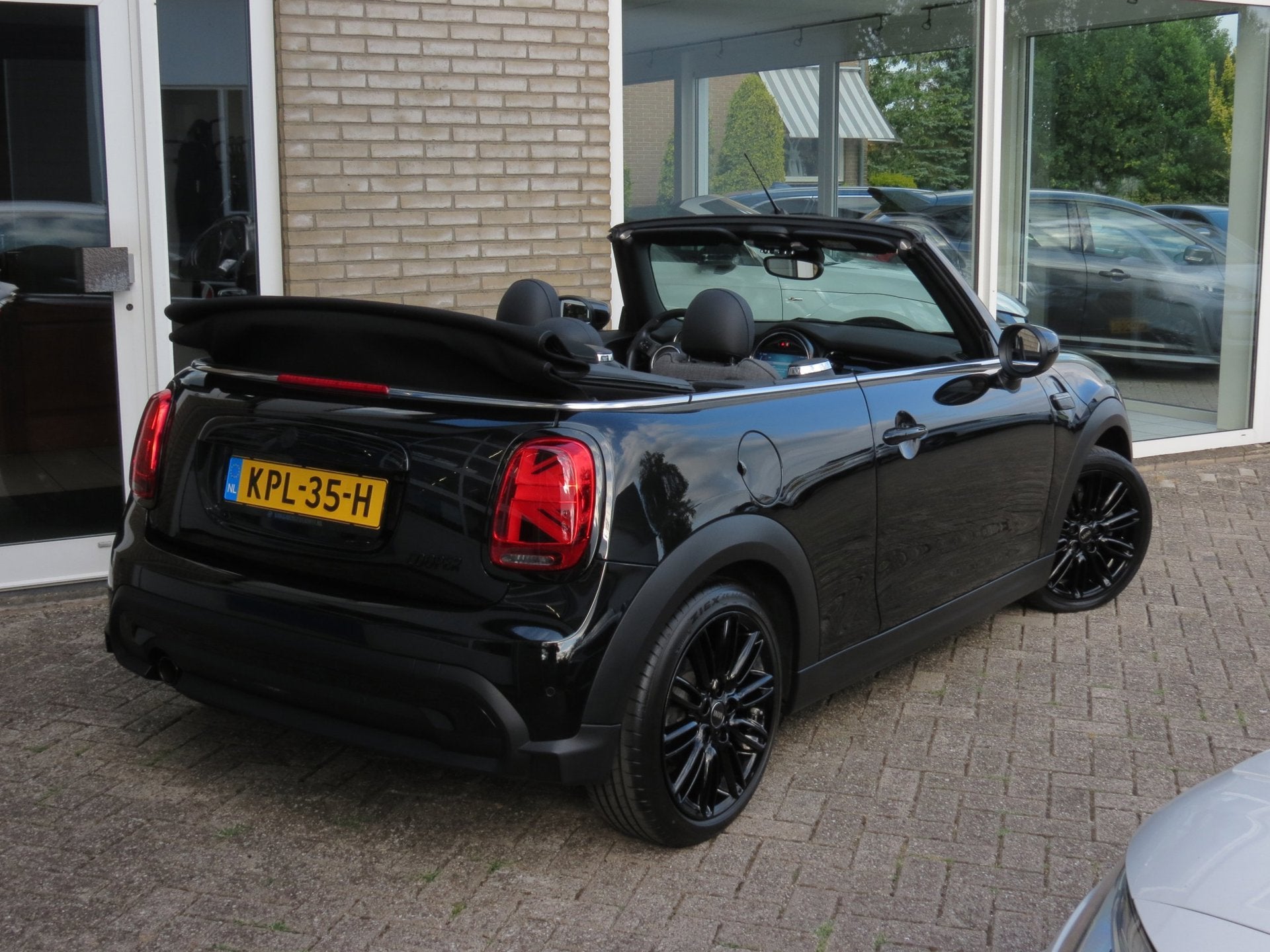 Mini Cabrio 1.5 Cooper BLACK Pack CarPlay|Stoel Verw.|Navi|C, Auto's, Mini, 136 pk, Gebruikt, Cabriolet, 4 stoelen