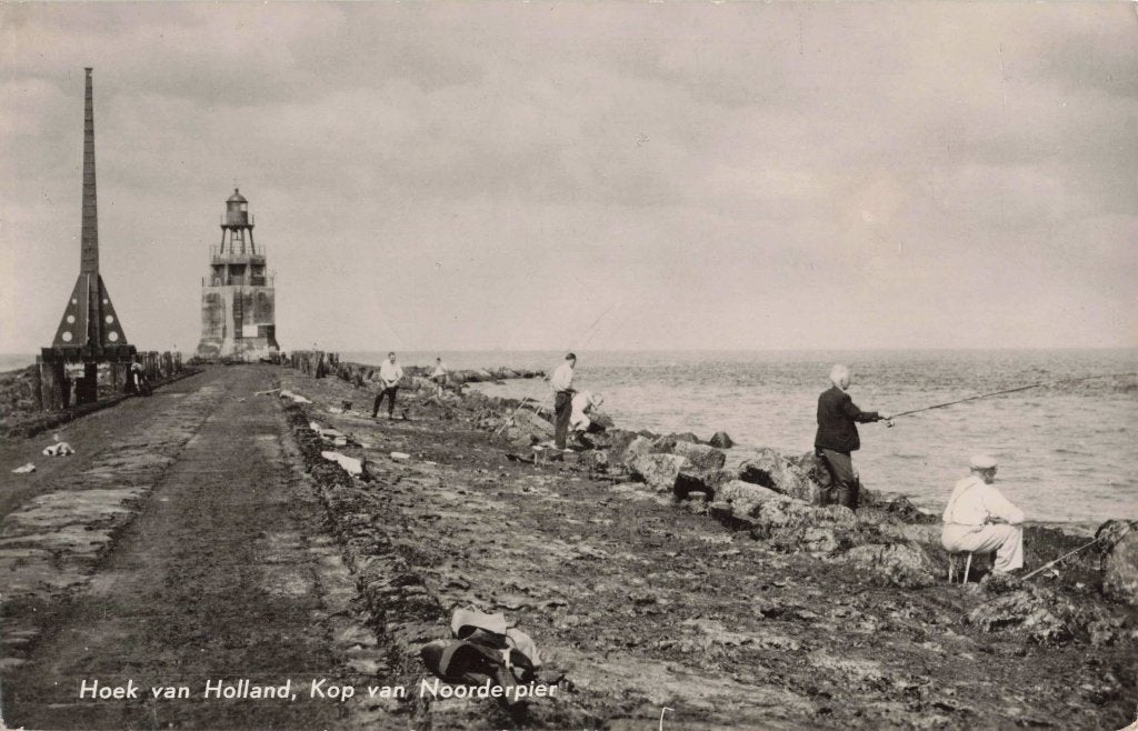 Hoek van Holland Kop van Noorderpier met vissers L3323, Ophalen, 1940 tot 1960, Gelopen, Zuid-Holland