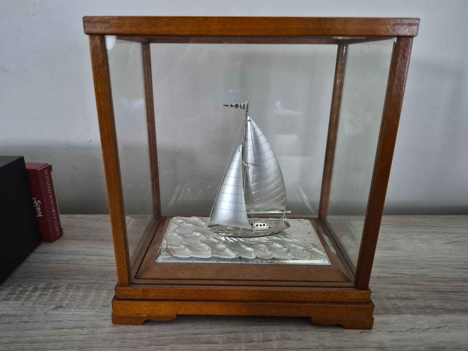 Verzilverd zeilboot model in vitrine - Takehiko, Antiek en Kunst, Ophalen of Verzenden, Zilver
