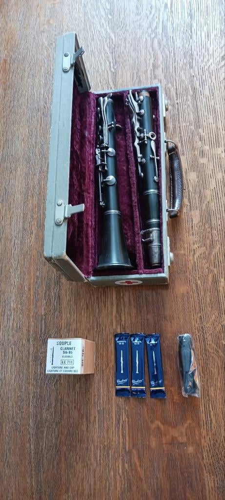KLARINET IN HOUTEN RODE KRUIS / MILITAIRE KOFFER +ONDERDELEN, Ophalen of Verzenden, Gebruikt, Hout