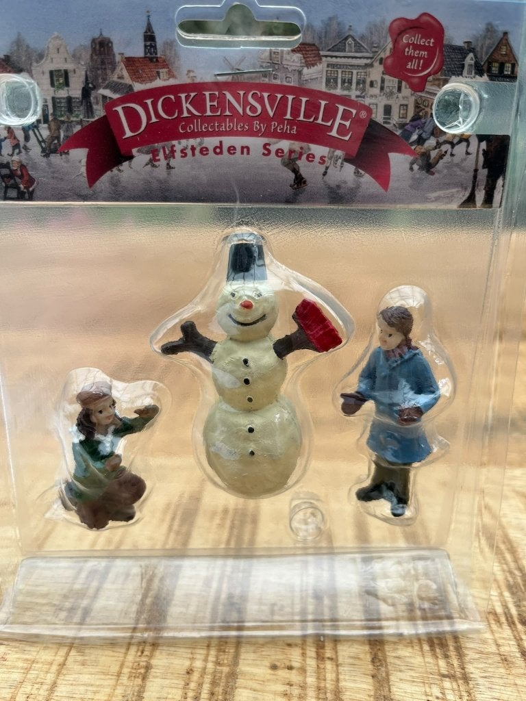 Dickensville Kinderen maken sneeuwpop DV111380, Diversen, Nieuw, Ophalen of Verzenden, Nb, Nb