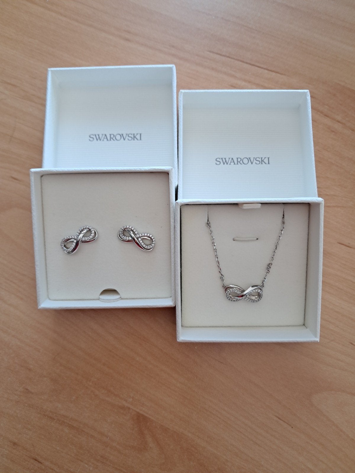 Swarovski Infinity Set: Ketting en Oorbellen met Kristal, Sieraden, Tassen en Uiterlijk, Kettingen, Met kristal, Overige materialen