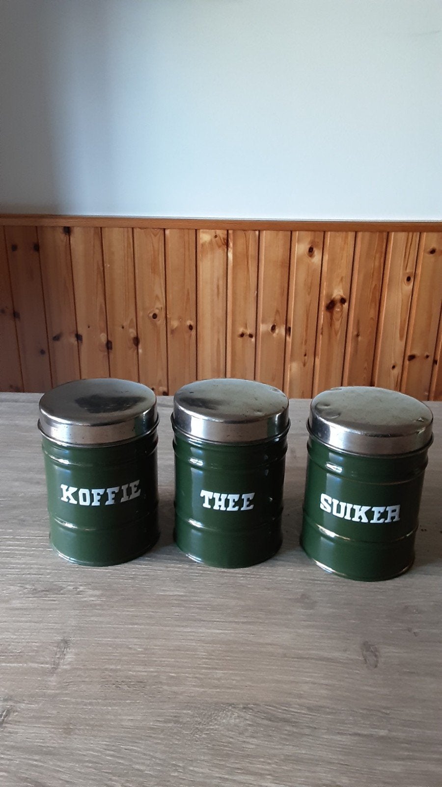 EMAILLE DONKER GROENE BUSSENSET MET WITTE BLOKLETTERS., Antiek en Kunst, Antiek | Emaille, Ophalen of Verzenden