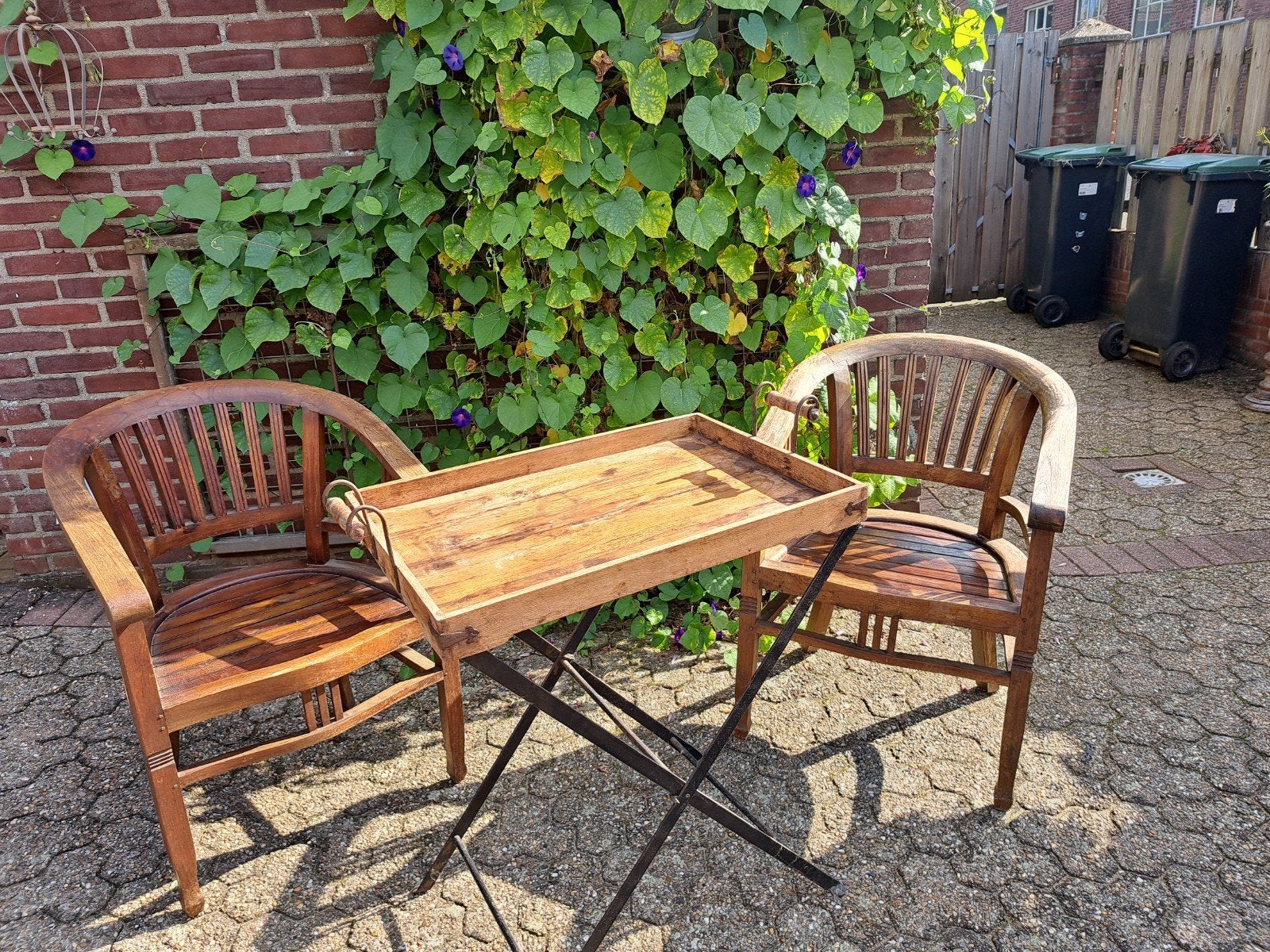 Foto 3 van stoelen met butlertray