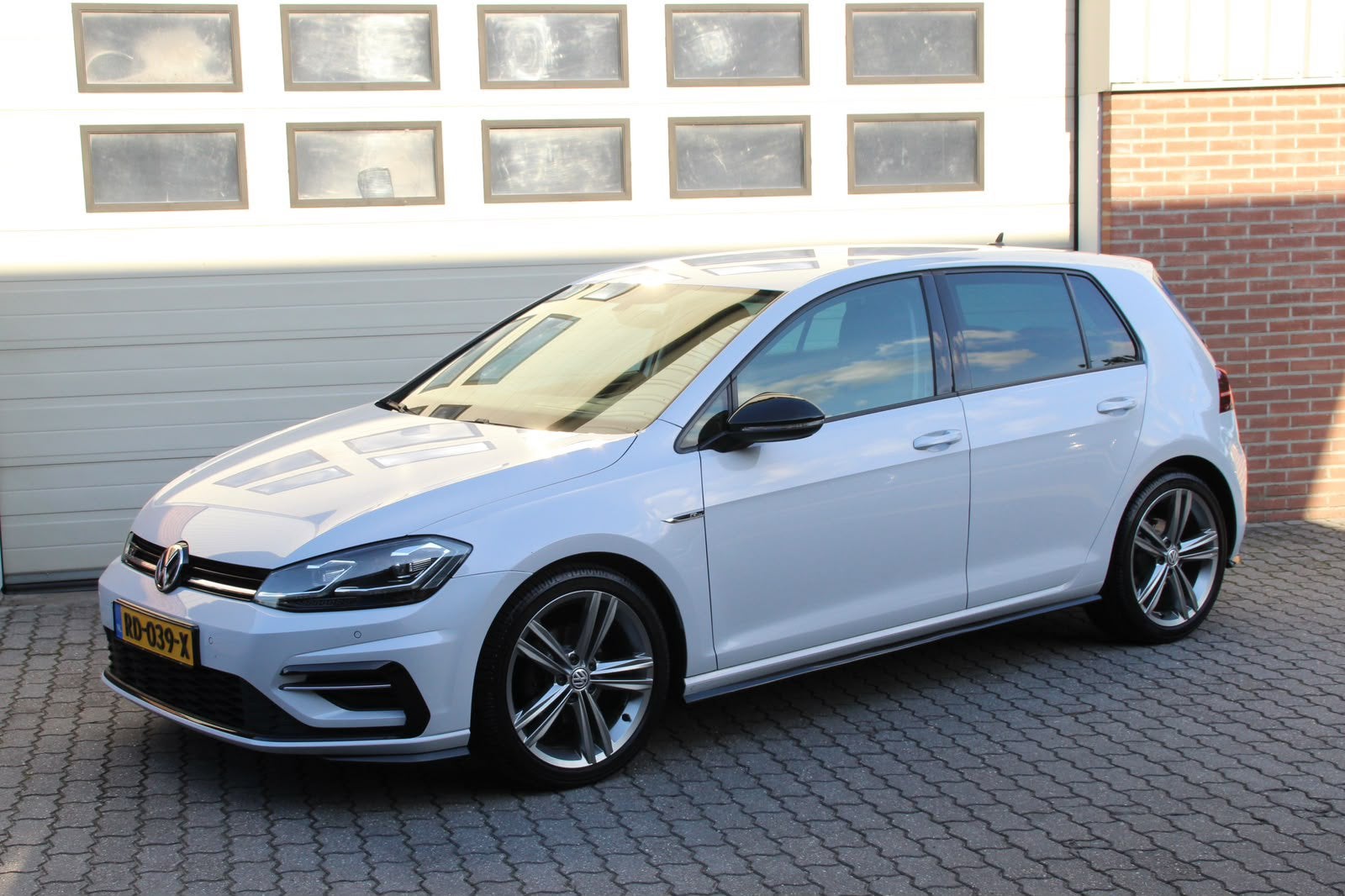 Volkswagen Golf R-Line PDC|NAVI|TREKHAAK|XENON|LED|DIST VERV, Auto's, Voorwielaandrijving, Dealer onderhouden, Stof, Wit