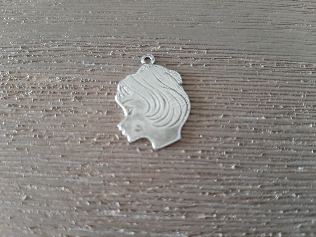 oud zilveren kinderkopje, meisje, gegraveerd naam Rob,, Overige merken, Gebruikt, Verzenden, 1 bedel