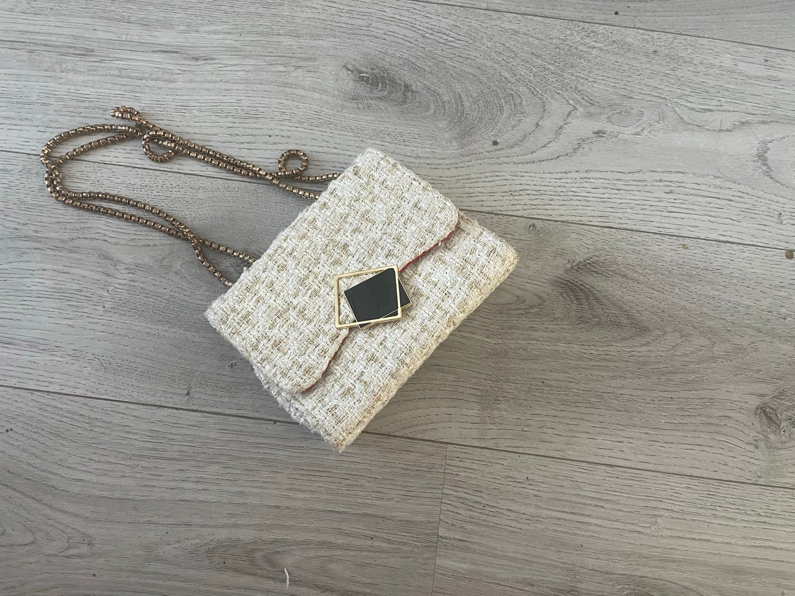 Crèmekleurig schoudertasje met gouden ketting, Ophalen of Verzenden, Zo goed als nieuw, Beige, Schoudertasje