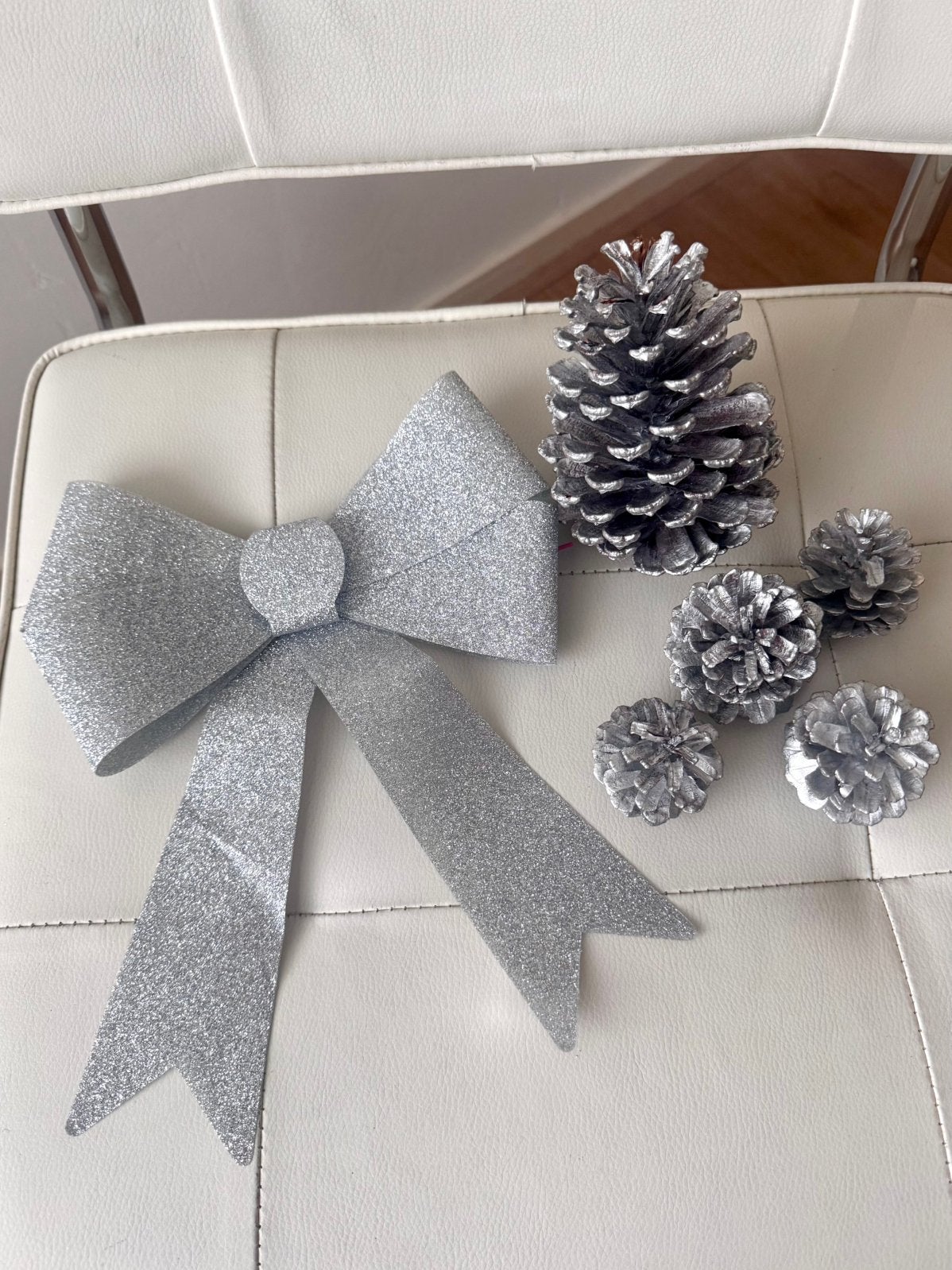 Zilverkleurige dennenappels en strik voor in de kerstboom, Diversen, Kerst, Verzenden, Zo goed als nieuw