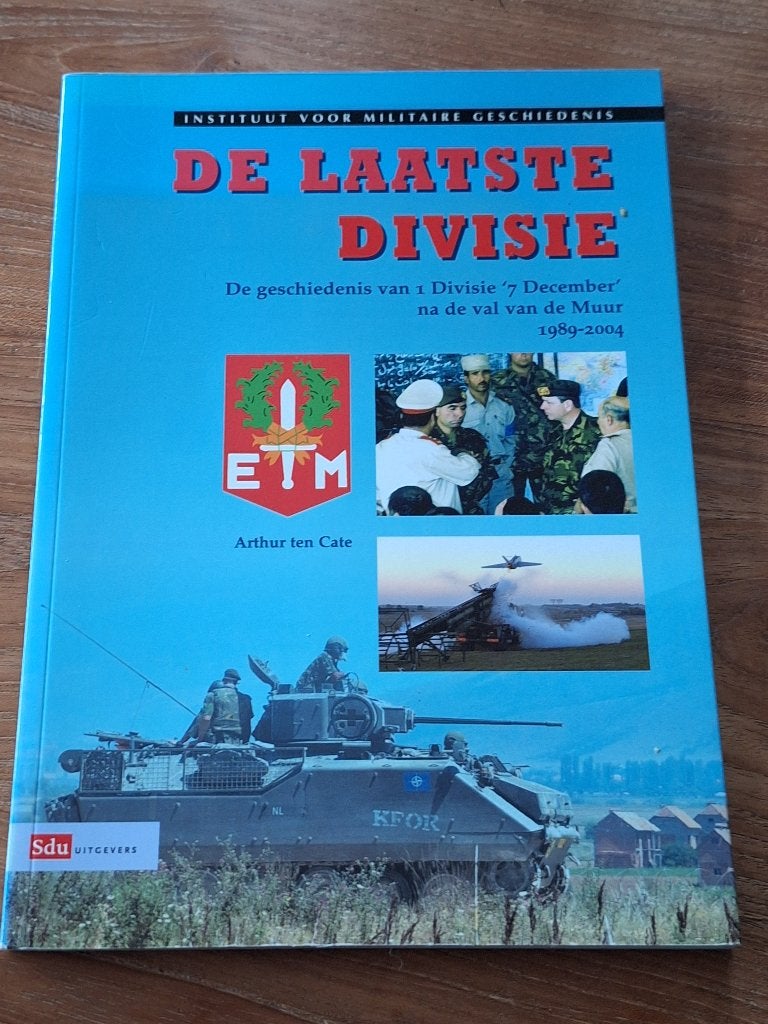 De geschiedenis van 1 Divisie 7 Dec na de val van de Muur, Boeken, Ophalen of Verzenden, Tweede Wereldoorlog, Zo goed als nieuw
