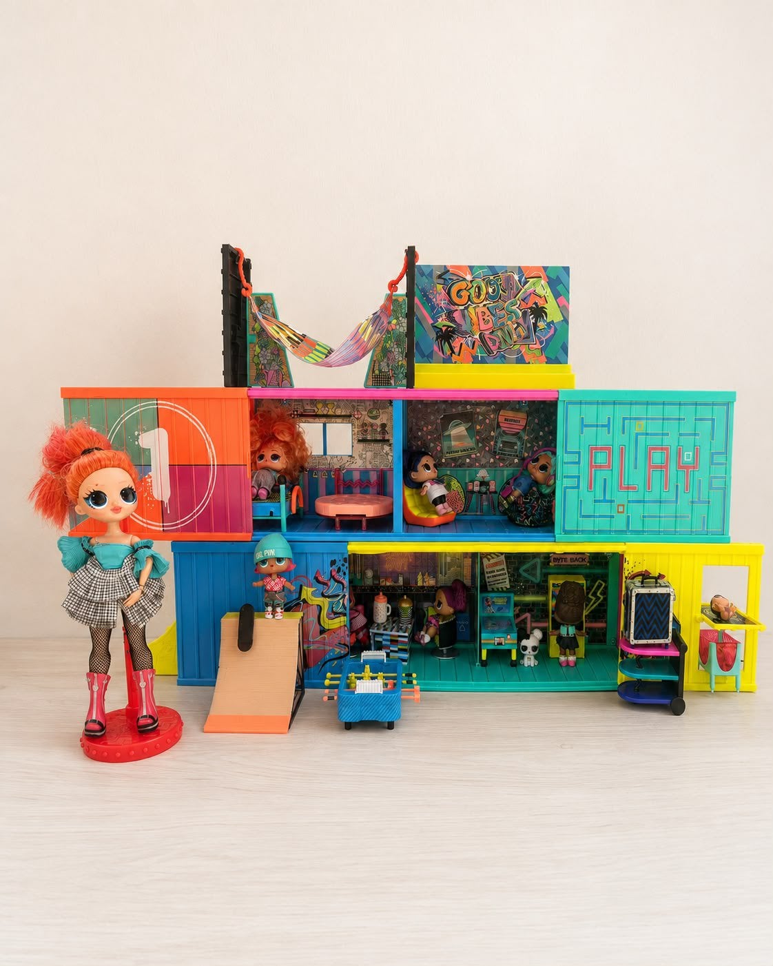 L.O.L. Surprise Clubhouse met poppen & accessoires, Ophalen of Verzenden, Zo goed als nieuw, Poppenhuis