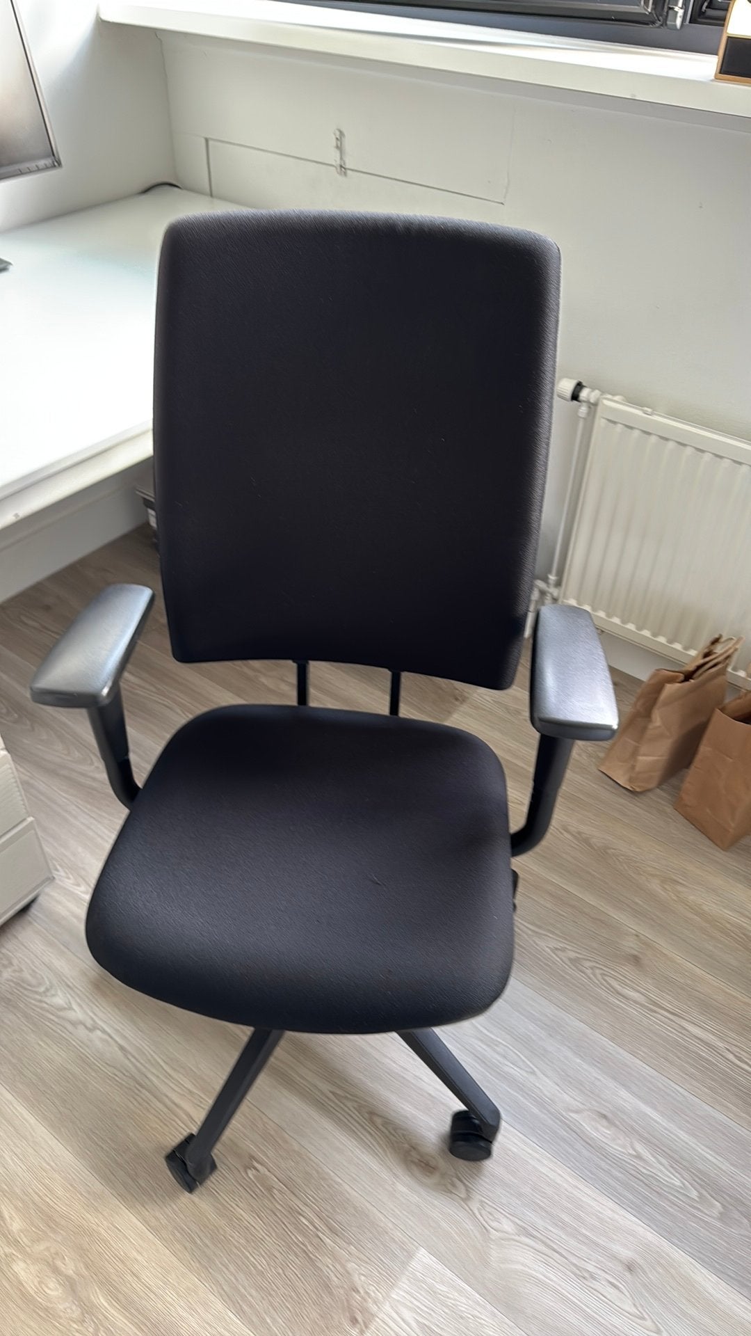 Foto 2 van Bureau met ladeblok en bureaustoel