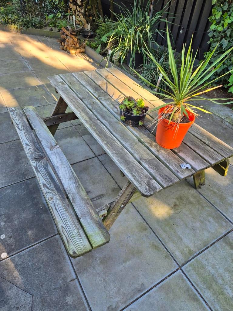 Gratis af te halen: Oude picknicktafel (ook als brandhout), Tuin en Terras, Picknicktafels, Ophalen, Gebruikt, Rechthoekig, Hout