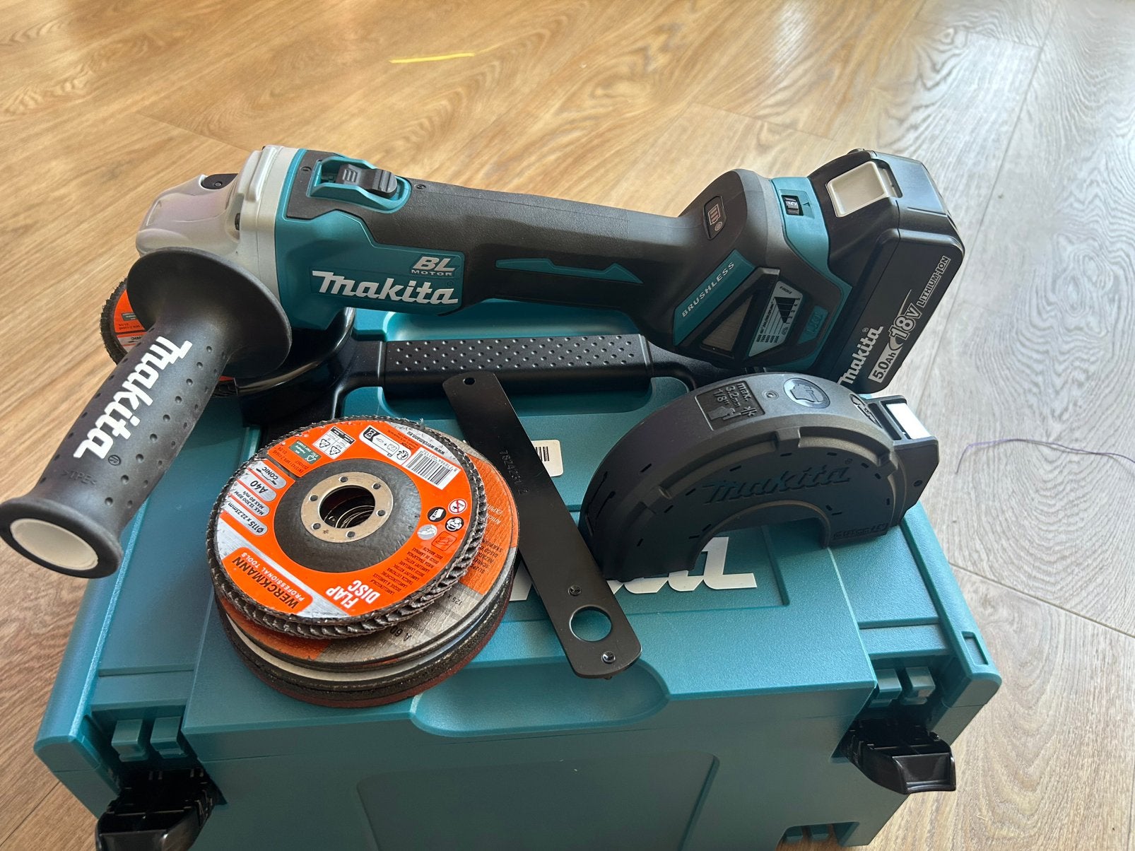 Makita 18v slijptol met 5ah accu in nieuwstaat, Ophalen of Verzenden, Zo goed als nieuw, Minder dan 700 watt, Haakse handslijpmachine