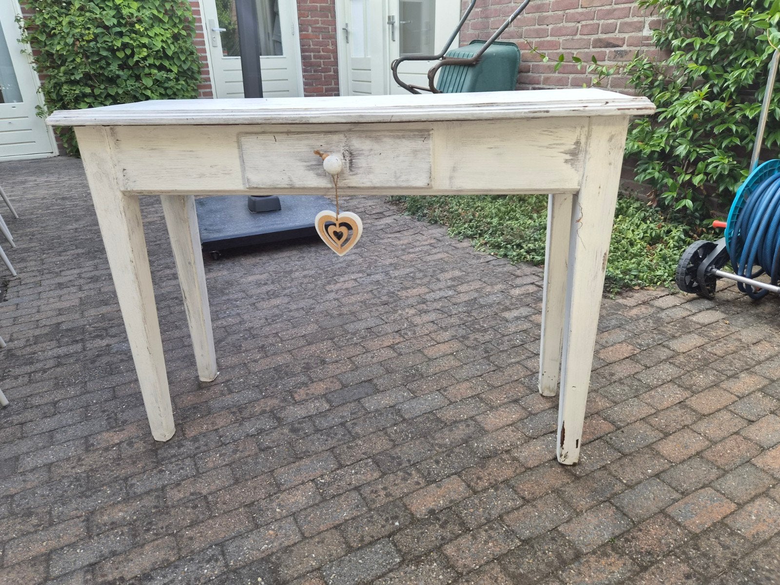 Vintage wit bijzettafeltje met lade, Gebruikt, 100 tot 150 cm, Tot twee personen, Ophalen of Verzenden