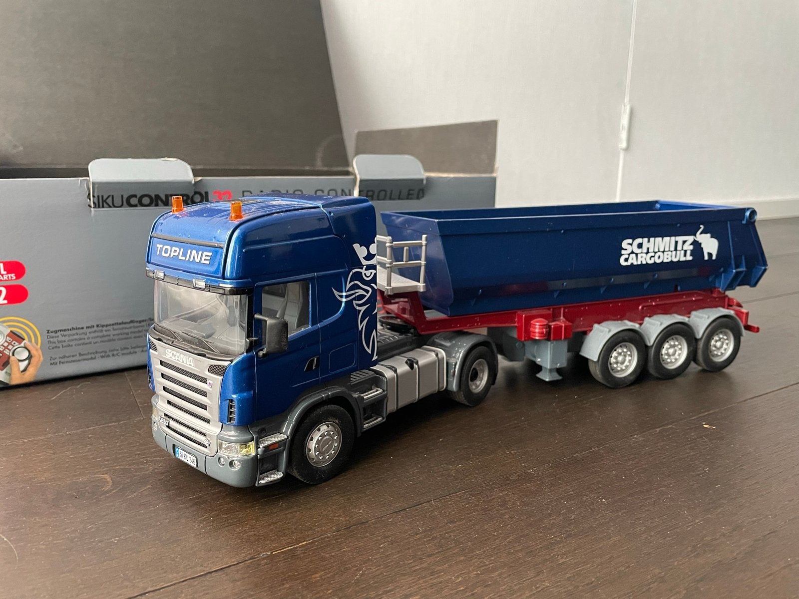 Siku Control 32 Scania R620 met Schmitz Cargobull kiepwagen, Elektro, Auto offroad, Ophalen of Verzenden, Zo goed als nieuw