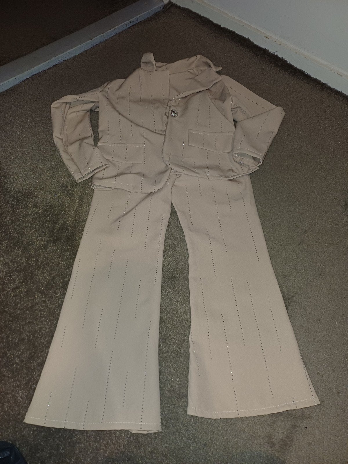 Nieuw Beige Pak Maat 122/128 met Glimmende Streepjes, Ophalen of Verzenden