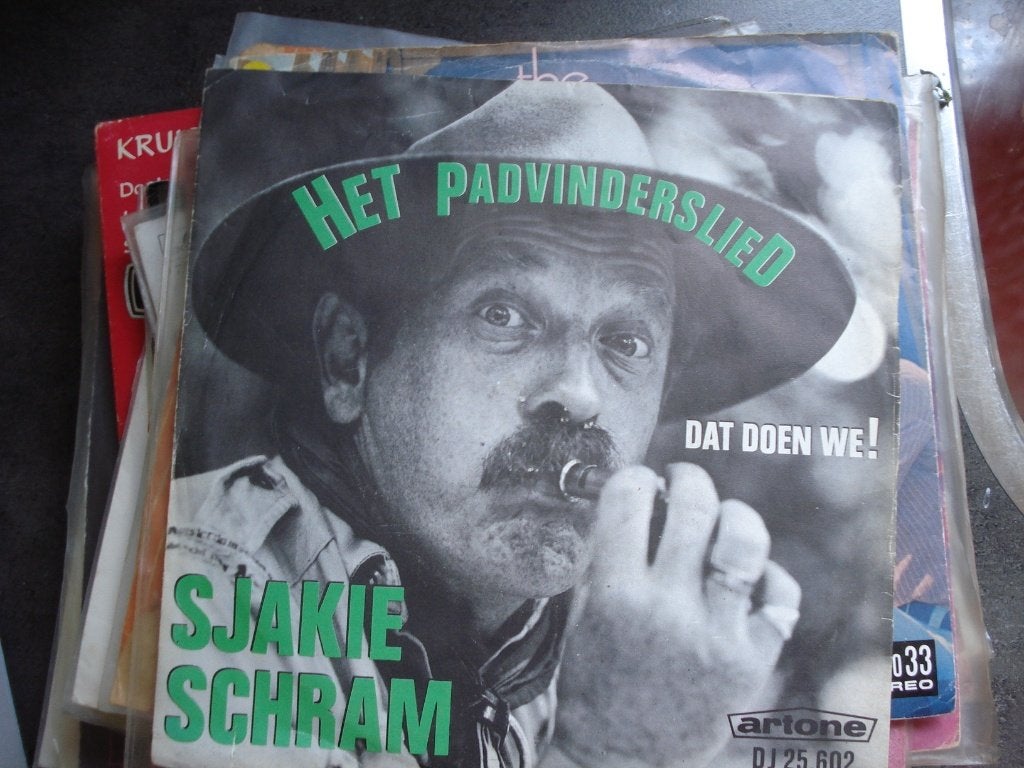 Sjakie Schram : Het padvinderslies / Dat doen we!, Beschermende buitenhoes, Ophalen of Verzenden, Gebruikt, Nederlandstalig