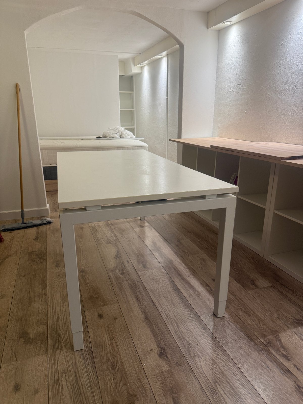 Wit bureau met verstelbare poten, Ophalen, Gebruikt