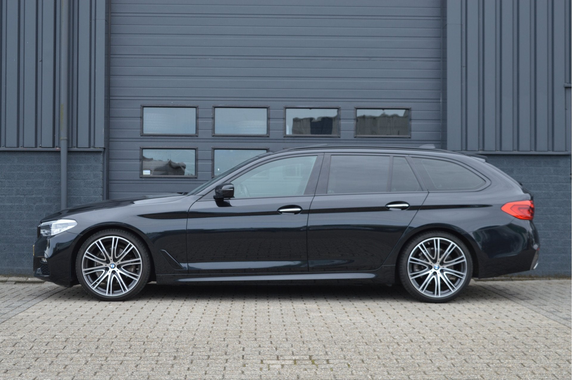 Foto 3 van BMW 5 Serie Touring 520i High Executive | M-PAKKET | PANO |