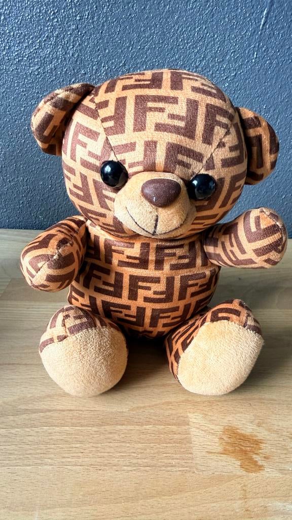 Super zachte Fendi-stijl teddybeer - Leuk pronkstuk!, Kinderen en Baby's, Speelgoed | Knuffels en Pluche, Overige merken, Overige karakters