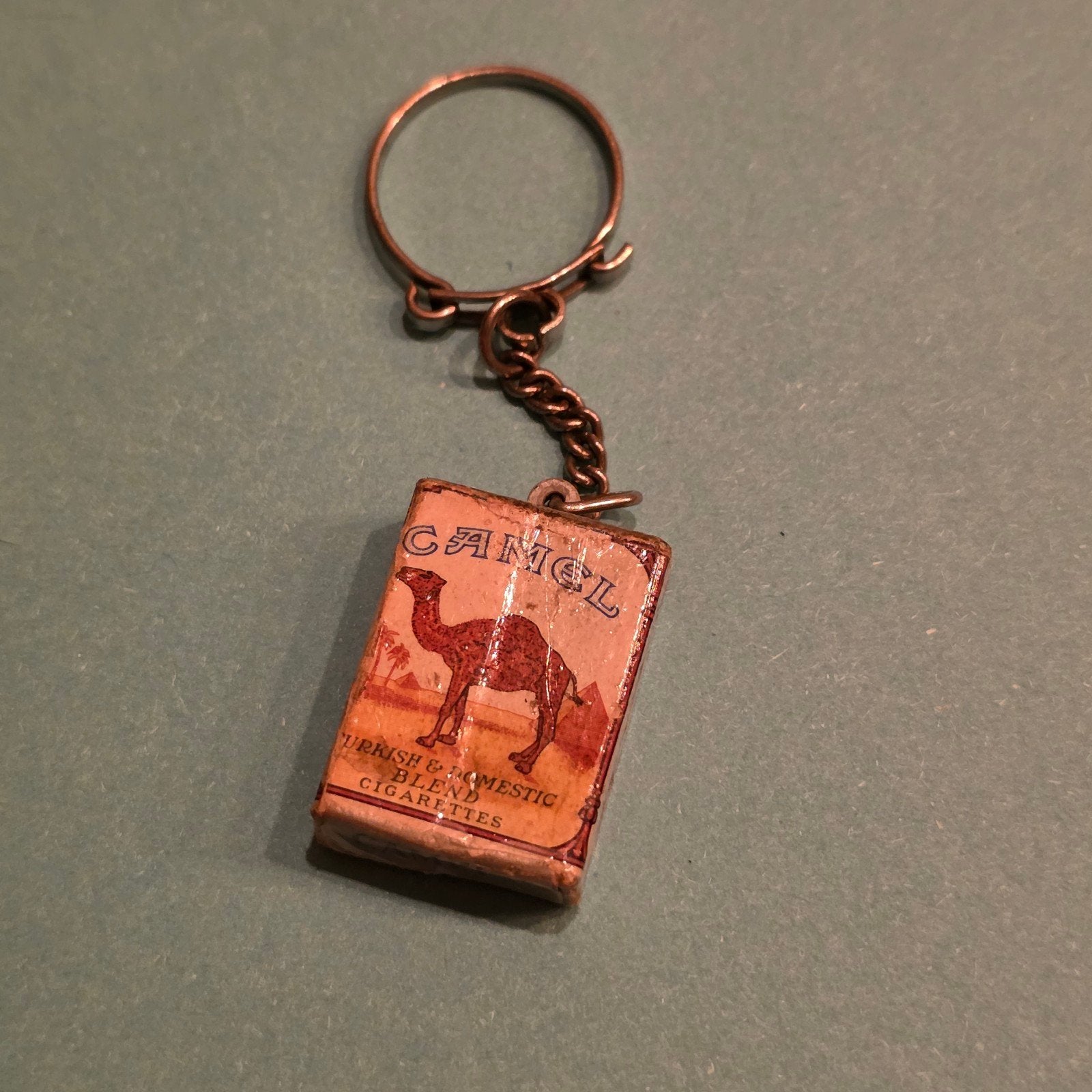 Vintage Camel sigaretten sleutelhanger 1968, Ophalen of Verzenden, Gebruikt, Merk