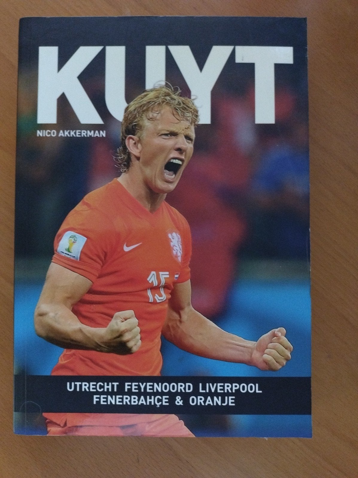Boek Kuyt - Utrecht, Feyenoord, Liverpool, Fenerbahçe, Ophalen of Verzenden, Gelezen, Nico Akkerman, Balsport