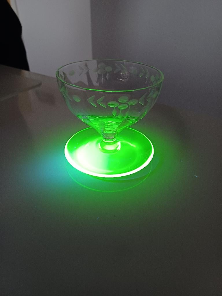 Prachtig geslepen uranium glas/coupe met voet, Antiek en Kunst, Antiek | Glas en Kristal, Ophalen of Verzenden