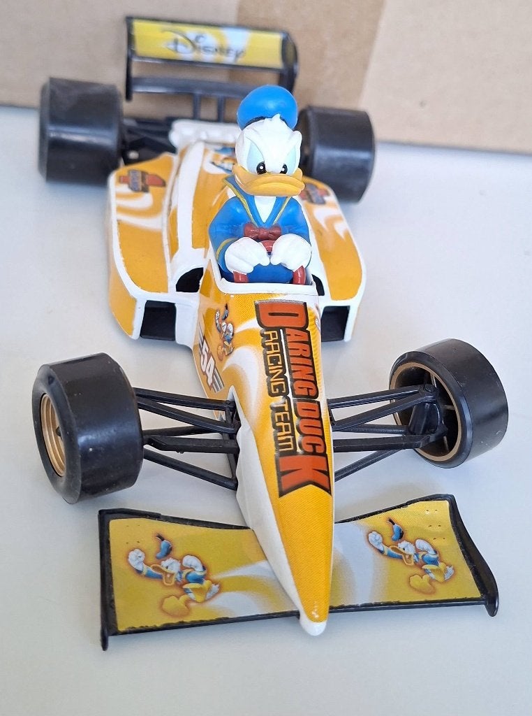 Disney Mickey, Donald, Goofy F1 auto, Ophalen of Verzenden, Overige figuren, Zo goed als nieuw, Beeldje of Figuurtje