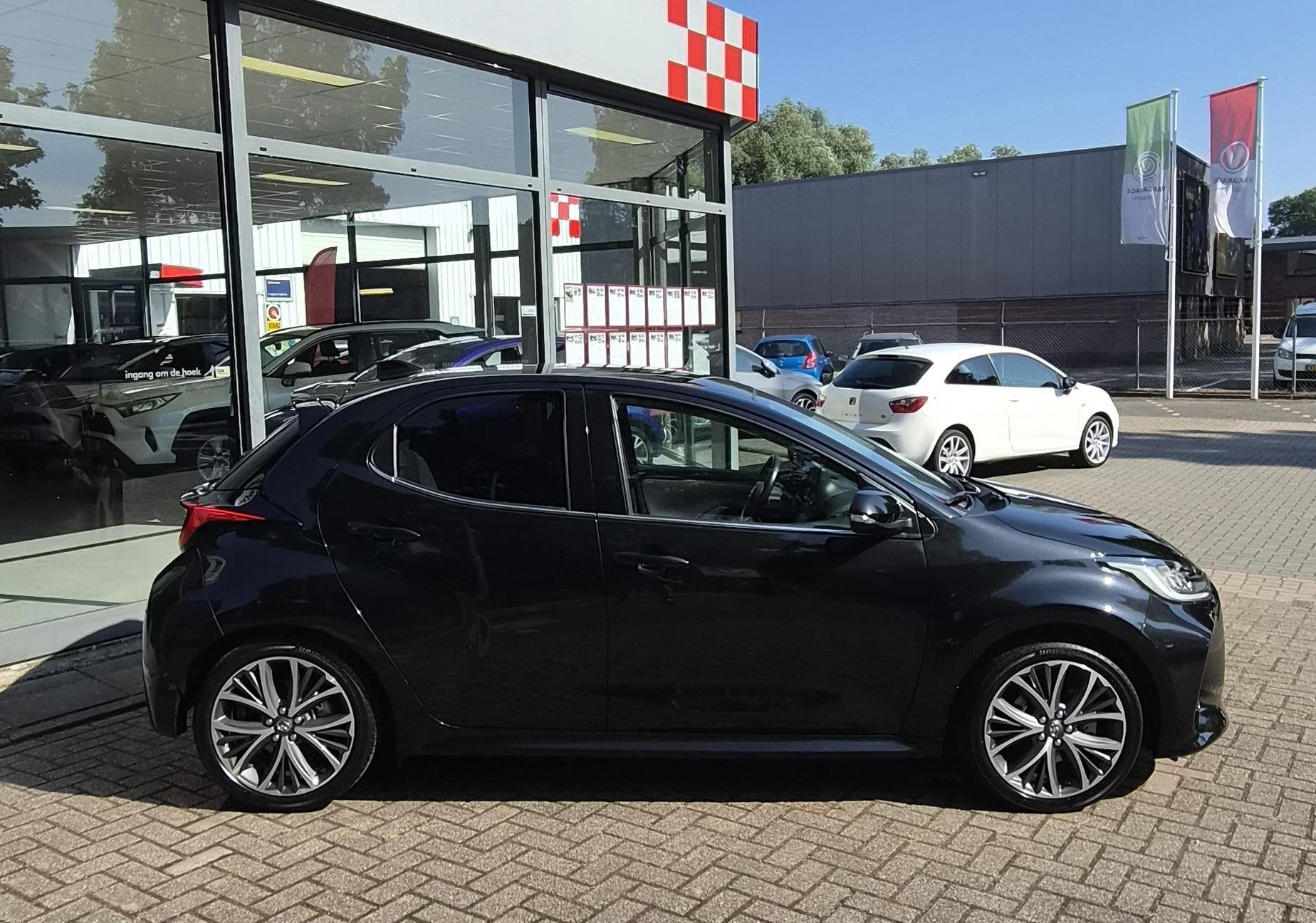 Toyota Yaris 1.5 Hybrid Executive Sport|Panodak|Navi|Apple, 450 kg, Gebruikt, Euro 6, Zwart