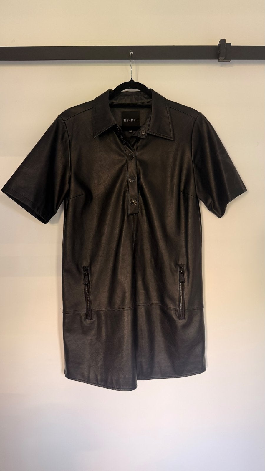 Nikkie Zwart Jurkje Nepleren Look Maat 38, Kleding | Dames, Ophalen of Verzenden, Maat 38/40 (M), Zwart, Boven de knie