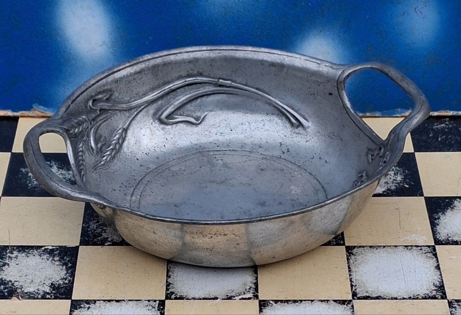Tinnen schaal.  Oud. Geornamenteerd.  25/21 cm., Antiek en Kunst, Antiek | Tin, Ophalen