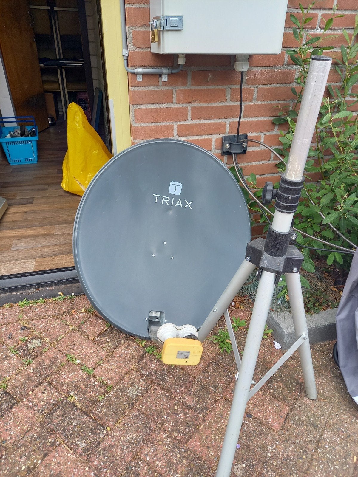 Triax schotelantenne met statief en LNB, Ophalen of Verzenden, Gebruikt, (Schotel)antenne, Overige merken