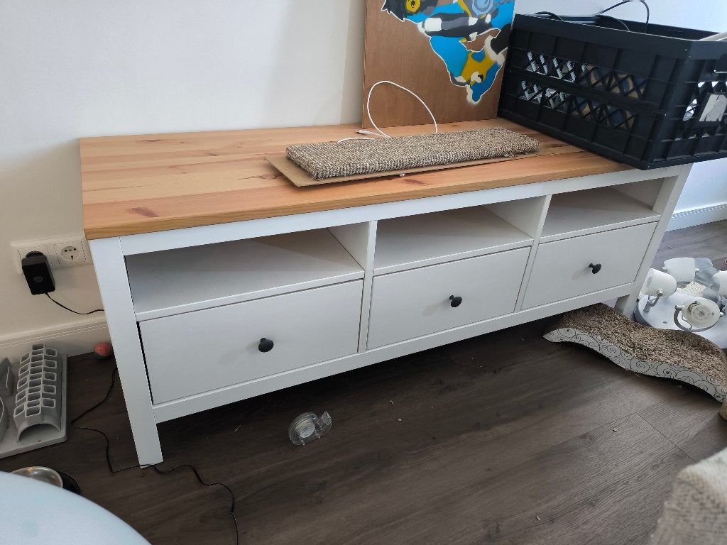 Hemnes tv kast - 3 vakken, Ophalen, 100 tot 150 cm, Zo goed als nieuw, Minder dan 100 cm