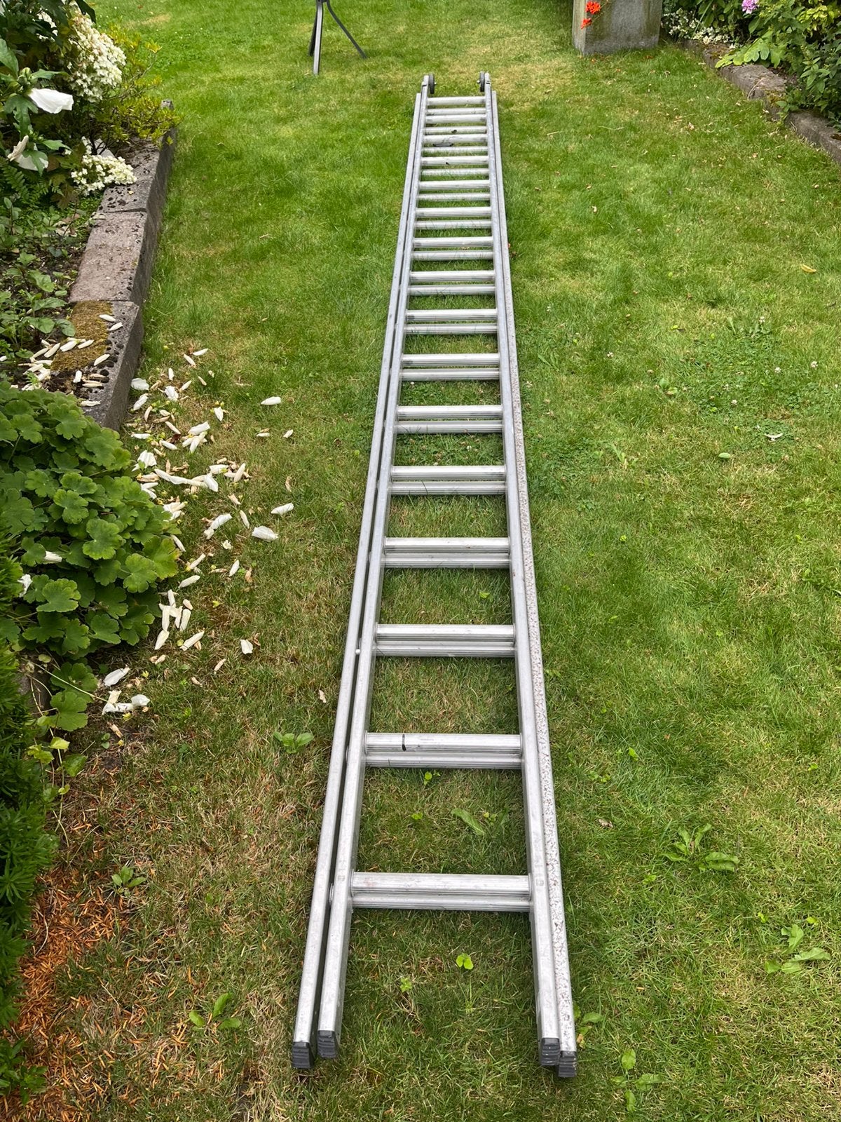 Lange, degelijke aluminium ladder, 2-delig, 2x 16 sporten, Ophalen, Zo goed als nieuw, Ladder, Opvouwbaar of Inschuifbaar