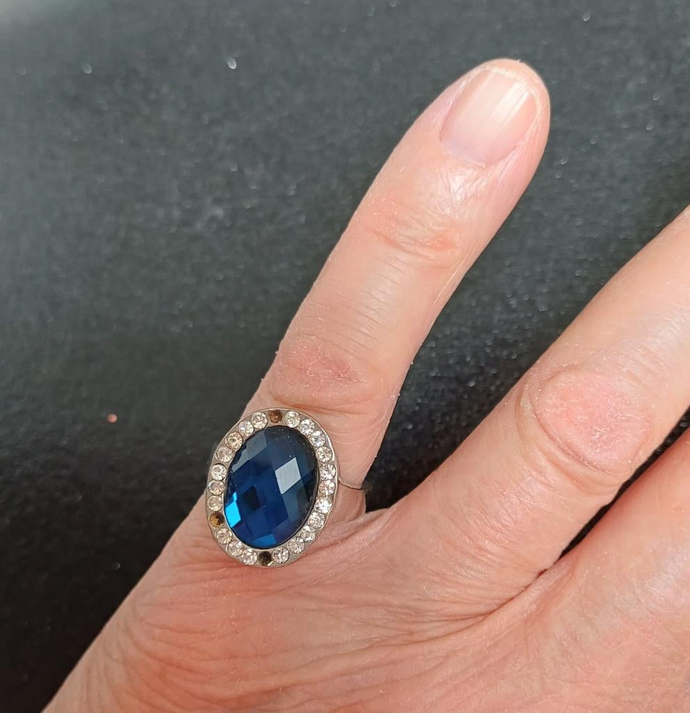Elegante ring met opvallende blauwe steen - Pinkring, Overige materialen, Gebruikt, Blauw, Ophalen of Verzenden