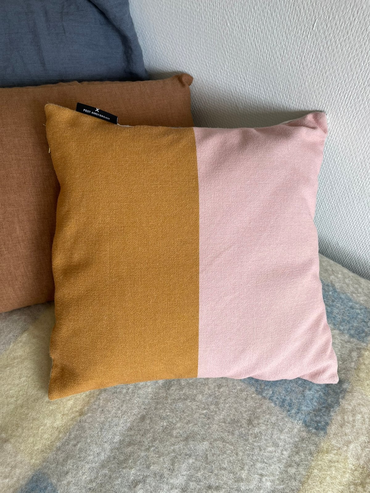 Geel Roze kussen Fest Amsterdam 45x45, Huis en Inrichting, Woonaccessoires | Kussens, Wasbaar, Overige merken, Gebruikt, Geel