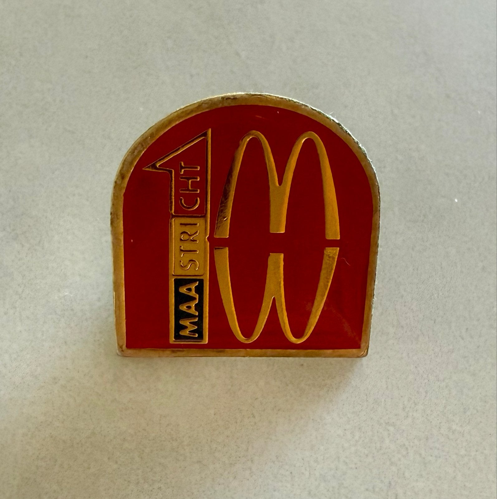 Vintage McDonald's Maastricht 100 Pin Speldje, Verzamelen, Ophalen of Verzenden, Gebruikt, Merk, Speldje of Pin