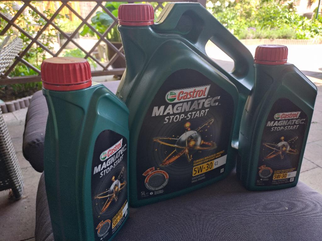 Bijna 6 liter nieuwe Castrol motorolie, Ophalen