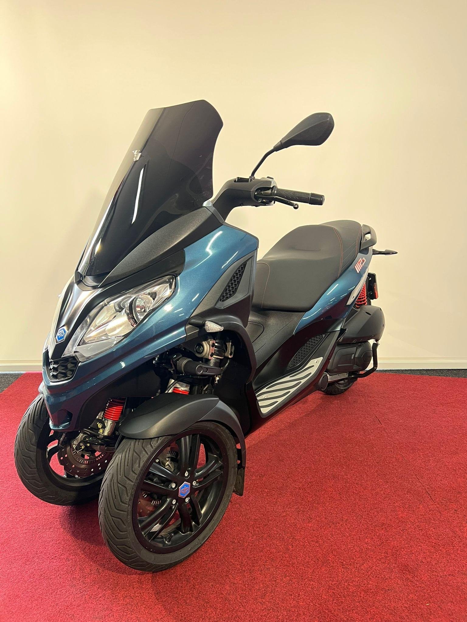 Piaggio MP3 300 HPE Sport ABS 1e Eigenaar!, Scooter, Bedrijf, Piaggio Vespa B.V., Minervum 7272
4817 ZM  Breda, NL