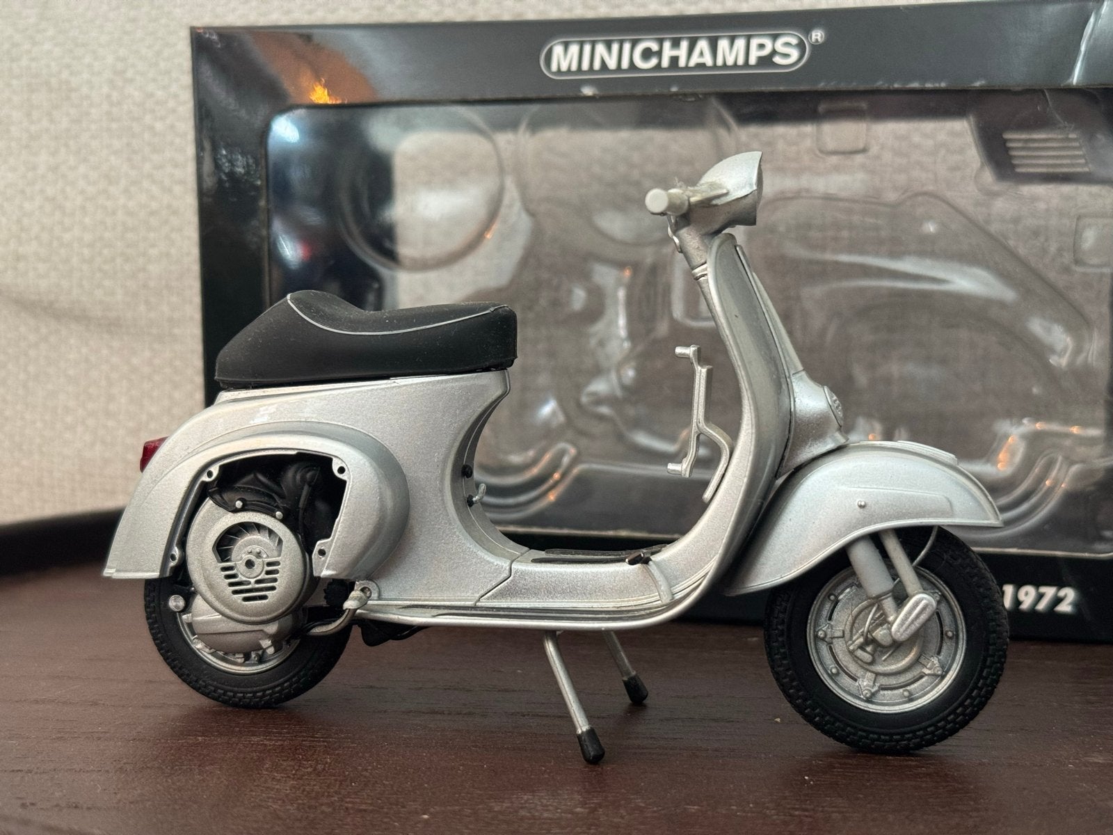 Zeldzame Minichamps Vespa V50 R 1972 Schaalmodel 1:12, Ophalen of Verzenden, Zo goed als nieuw, Motor